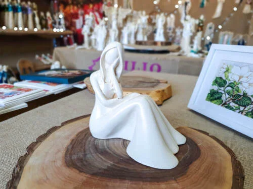 Figurka anioł Emily Rozmarzona - beżowa -  22 x 9 cm figurka dekoracyjna
