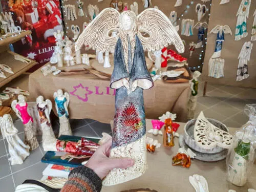 Figurka anioła Clara Art - szara  -  40 x 28 cm figurka dekoracyjna