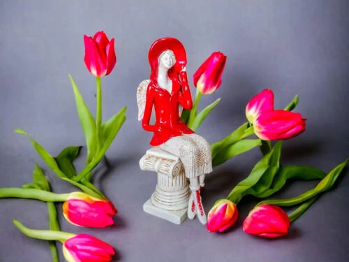 Figurka anioła Megan - czerwona -  20 x 9 cm figurka dekoracyjna