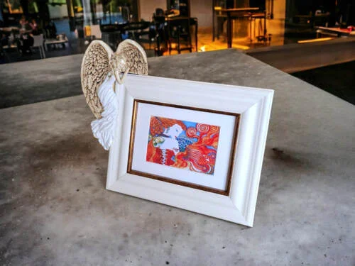 Anioł Andrea + Ramka - biała lewa -  26 x 22 cm figurka dekoracyjna