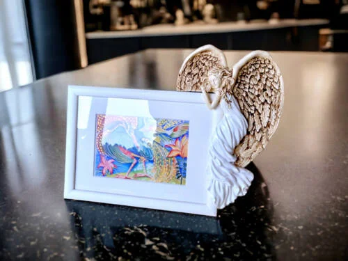Anioł Andrea + Ramka Prosta - biała prawa -  13 x 18 cm figurka dekoracyjna