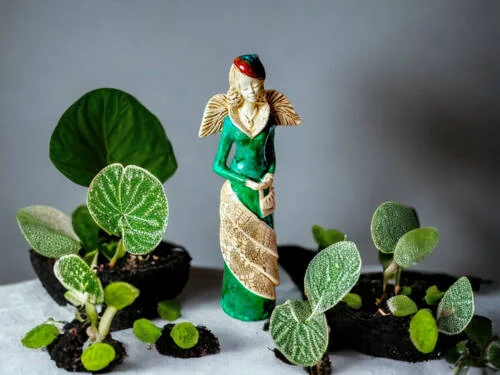 Figurka anioła Charlotte - zielona jasna -  32 x 15 cm figurka dekoracyjna