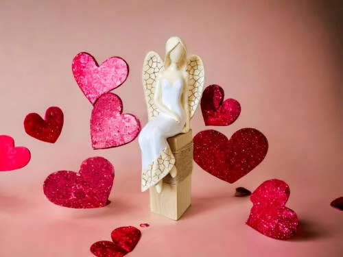 Figurka anioła Emily - siedząca biała -  22 x 9 cm figurka dekoracyjna