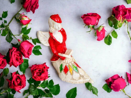 Figurka  anioła Loretta - czerwona -  15 cm figurka dekoracyjna