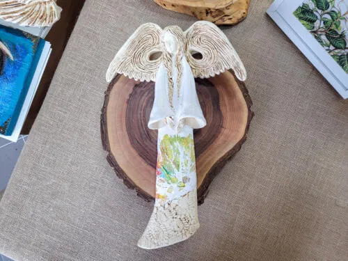 Figurka anioła Clara Art Leaf - biała -  40 x 28 cm figurka dekoracyjna