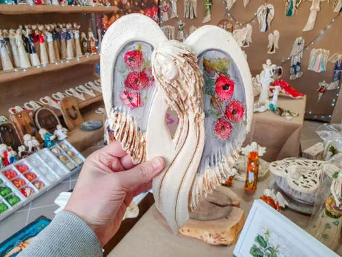 Figurka anioła Cynthia Art z makami -  30 x 17 cm figurka dekoracyjna