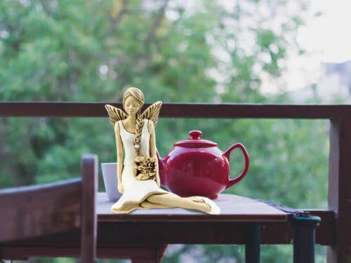 Figurka anioła Matilda z kwiatkiem - biała -  15 cm figurka dekoracyjna