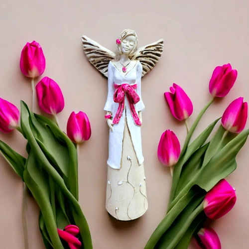 Figurka anioła Liliy - biała z różem -  35 x 15 cm figurka dekoracyjna