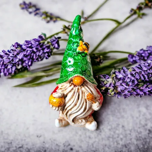 Figurka Skrzat Pszczelarz - zielony czerwony -  figurka dekoracyjna 5 x 5 cm