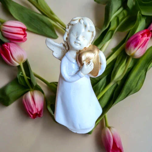 Figurka aniołka z sercem - biała ze złotym -  15 x 7.5 cm figurka dekoracyjna