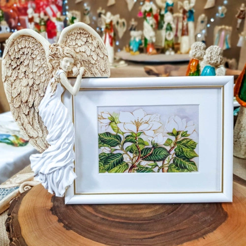 Anioł Andrea + Ramka - biała lewa -  13 x 18 cm figurka dekoracyjna