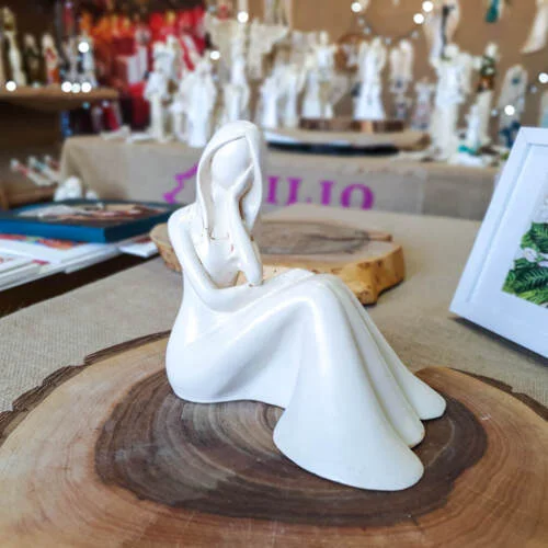 Figurka anioł Emily Rozmarzona - beżowa -  22 x 9 cm figurka dekoracyjna