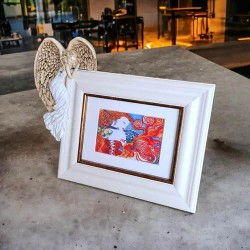 Anioł Andrea + Ramka - biała lewa -  26 x 22 cm figurka dekoracyjna