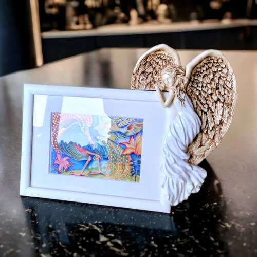 Anioł Andrea + Ramka Prosta - biała prawa -  13 x 18 cm figurka dekoracyjna