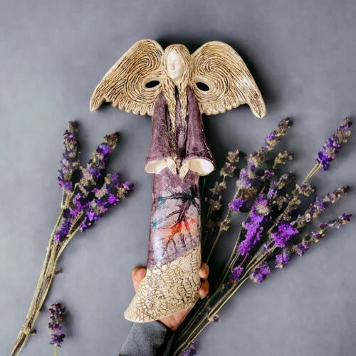 Figurka anioła Clara Art Leaf - fiolet -  40 x 28 cm figurka dekoracyjna