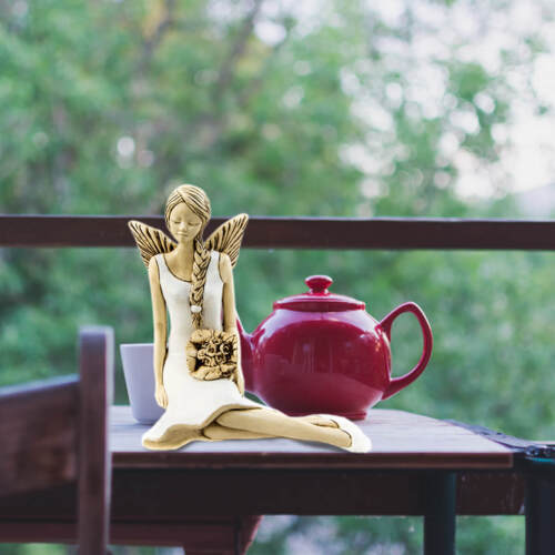 Figurka anioła Matilda z kwiatkiem - biała -  15 cm figurka dekoracyjna