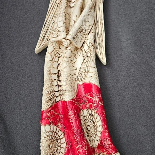 Figurka anioła Genesis -wisząca czerwona -  55 x 20 cm figurka dekoracyjna