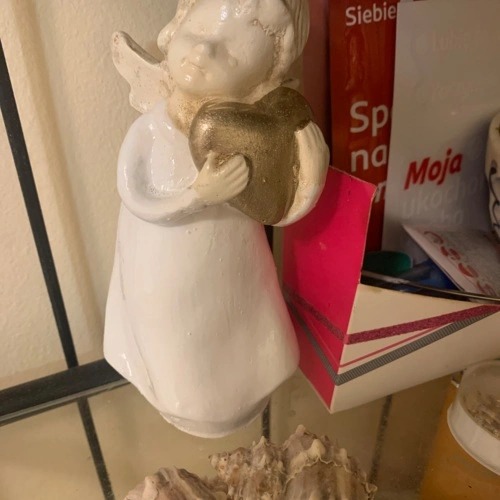 Figurka aniołka z sercem - biała ze złotym -  15 x 7.5 cm figurka dekoracyjna