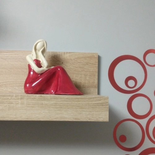 Figurka anioł Emily Rozmarzona - czerwona -  22 x 9 cm figurka dekoracyjna