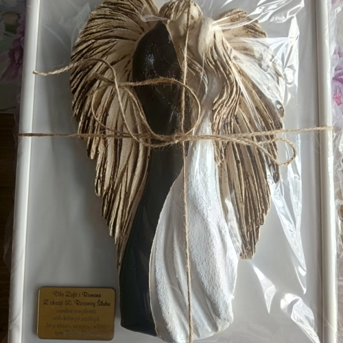 Figurka zakochanych aniołów + ramka - wiszące biało czarne -  35 x 21 cm figurka dekoracyjna