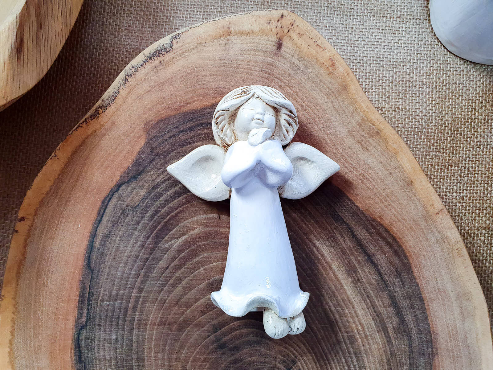 Aniołek na I Komunię Figurka anioła Adam - wisząca biała - 13 cm