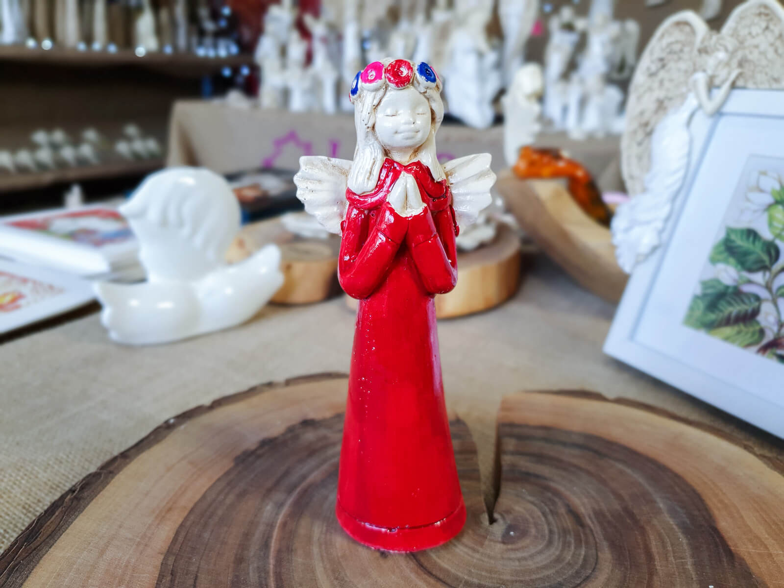 Figurka dekoracyjna aniołek komunijny Figurka anioła Eva - czerwona - 15 cm