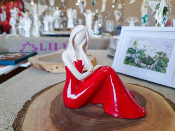 Figurka anioł Emily Rozmarzona - czerwona -  22 x 9 cm