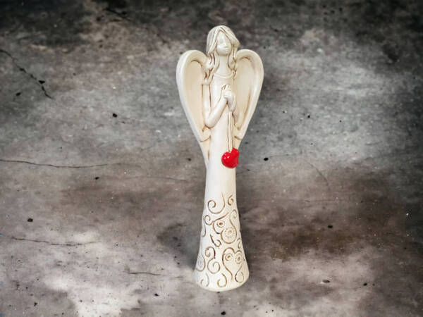 Figurka anioła z sercem - beżowa -  35 x 15 cm