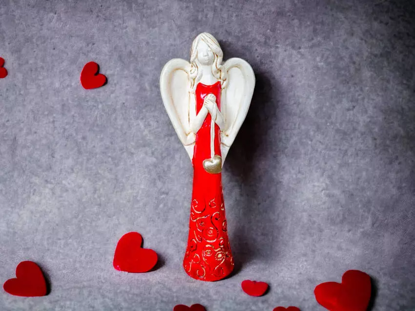 Figurka anioła z sercem - czerwona -  35 x 15 cm figurka dekoracyjna