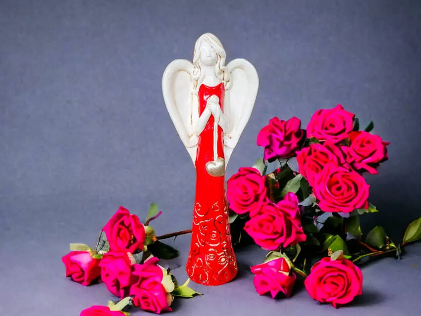 Figurka anioła z sercem - czerwona -  35 x 15 cm figurka dekoracyjna