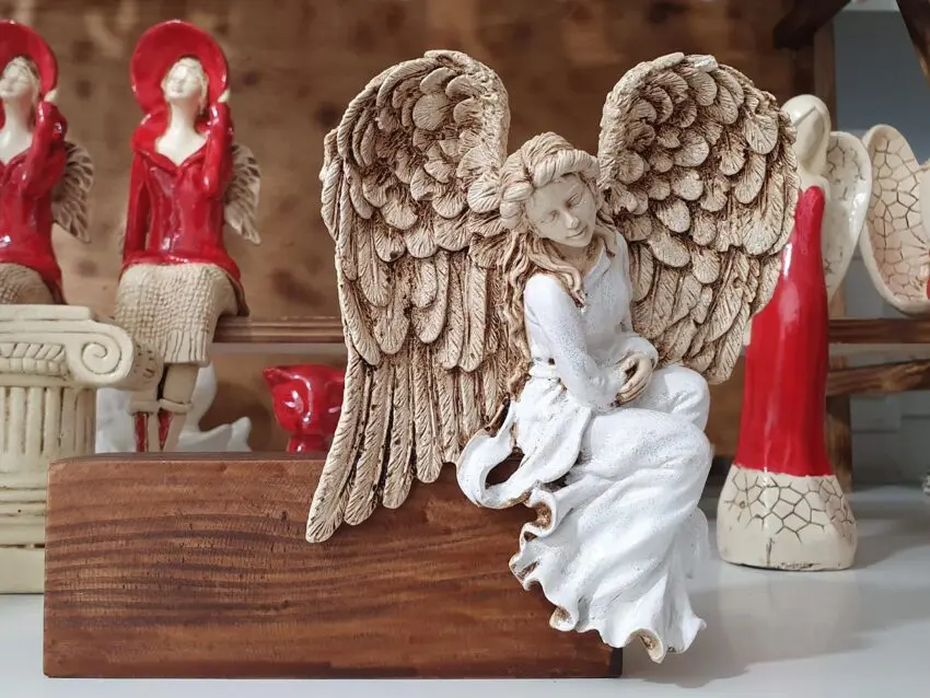 Figurka Anioła Pokory - biała prawa -  15 x 11.5 cm figurka dekoracyjna