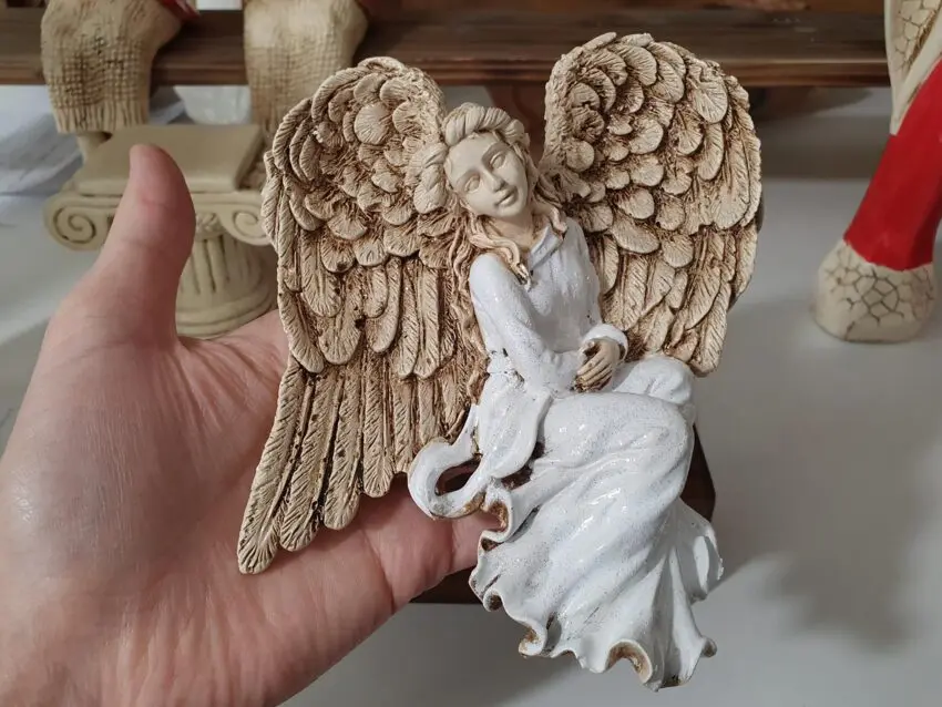 Figurka Anioła Pokory - biała prawa -  15 x 11.5 cm figurka dekoracyjna